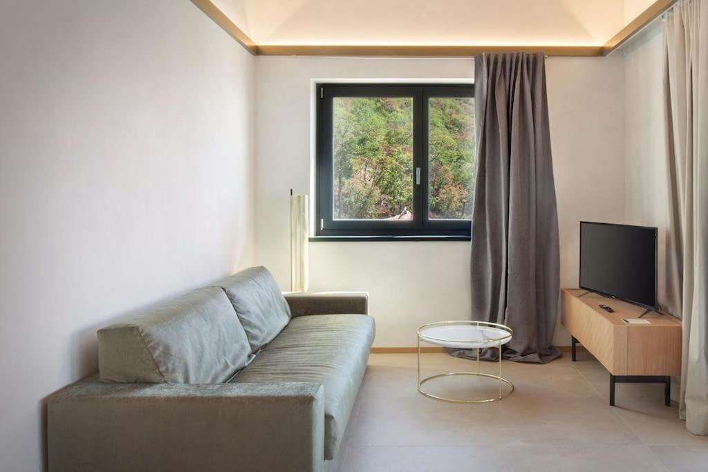 Villa Divina - Apt Divina Con Piscina E Vista Lago Castelletto Di Brenzone Exteriör bild
